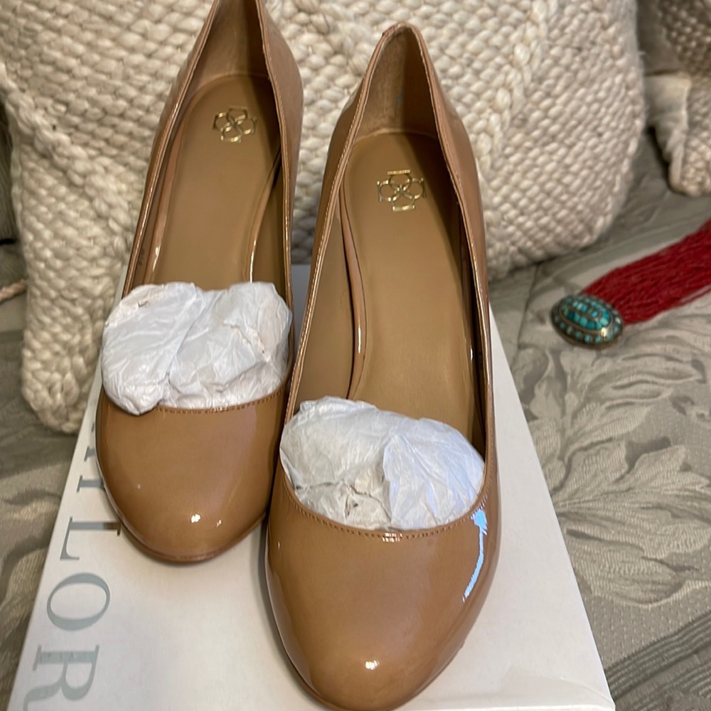 Ann Taylor Classic Carmel Patten Pumps